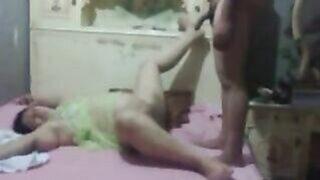 شرموطة مصرية فاتحه ارجلها وبتقول لزوجها يله يا كسمك نيك كسي بسرعة عايزة سكس مصري جامد النهاردة