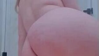 شرموطة بتلعب في كسها الفاتن وتستعرض جسمها امام الكاميرا – سكس مصري كاميرا