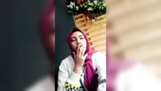 سكس مصري محجبة – مراهقة بعد ماتخلص شرب سجاير تقوم تمتعنا سكس مترجم