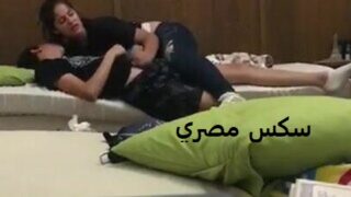 بنت مصرية فاجرة مع ود خالتها في الشقة عمالة تمص في زبه وتجبله العشرة