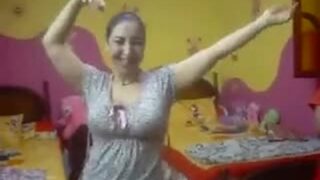 بنت فاجرة بترقص رقص سكسي ساخن يهيج الصخر يخليك تجيبهم عليها