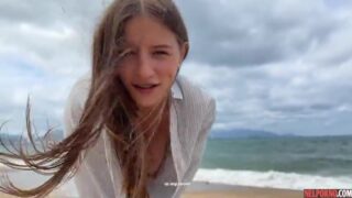 فتاة الفندق الشرموطة تطلب نيك عنيف على الشاطئ وتغرق في عصير شهوتها سكس مترجم