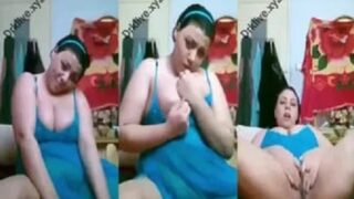 امرأة 30 سنة هايجة اوي فاتحة الكاميرا مع عشيقها وهي بتفرك في كسها وبتلعب في بزازها