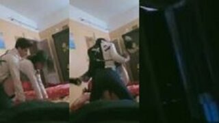 مصري واخد بنت زميلته في شقتهم في غياب اهله ويفشخها جامد اوي بجميع الاوضاع السكس – سكس مصري فاجر