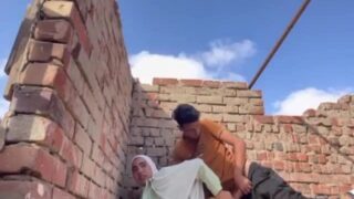 محجبة مع جارها فوق السطوح ولد مراهق فشخها ونزل لبنها وكلام من الي يحبه قلبك مع مصرية فاجرة