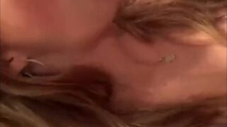 مراهقة أمريكية جميلة تملأ فمها بزب صديقها الأبيض الكبير بعمق مترجم سكس مترجم